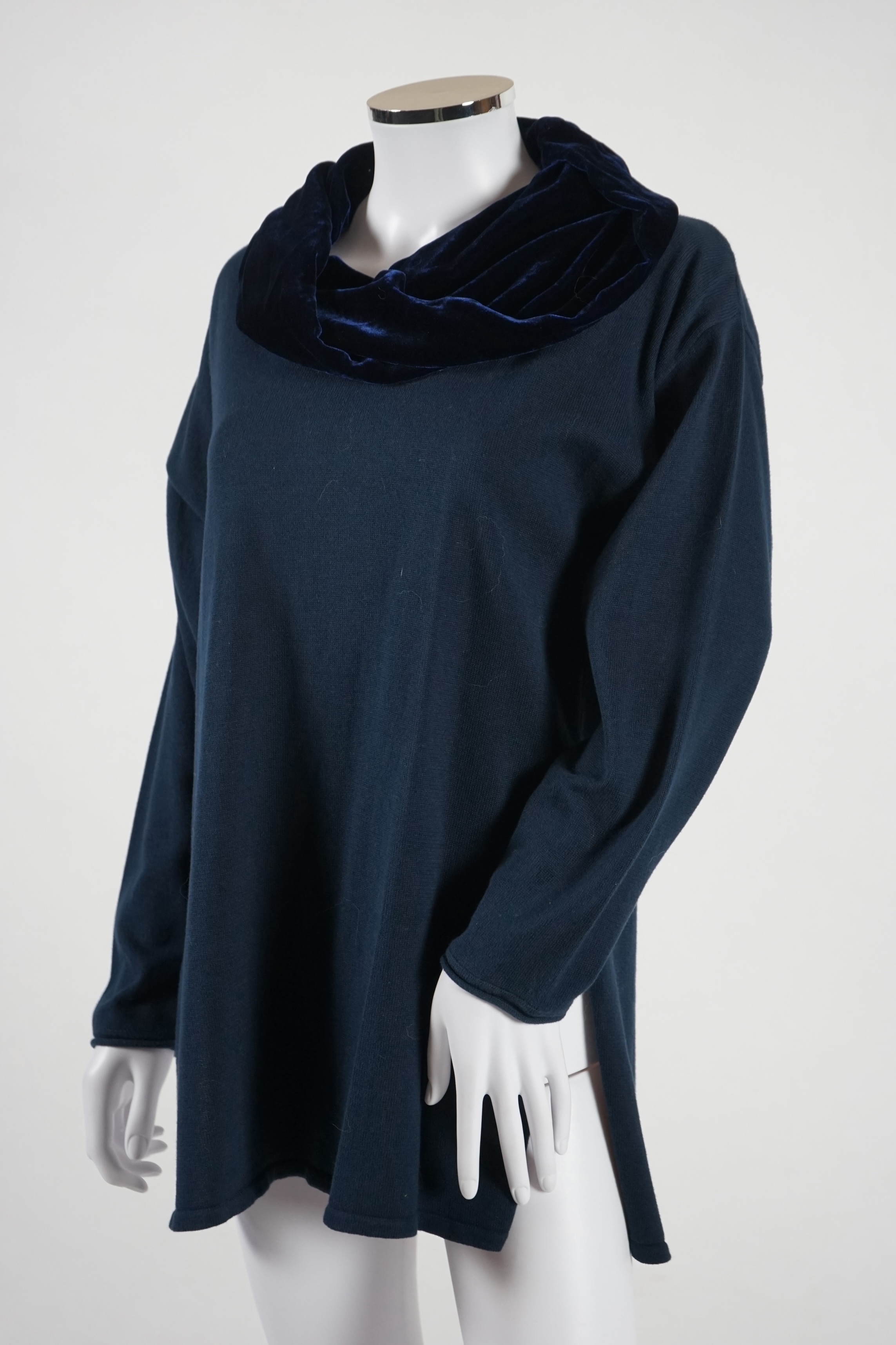 An assortment of lady's clothes including a knitted coat/cardigan, a Sahara velvet overshirt and linen trousers, a Joules white cotton lace top, an Aiger dark grey trouser and long sleeve lounge suit, etc. Sizes 14-16 Pr